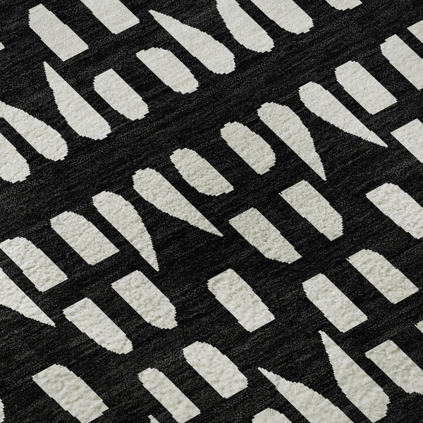 HomeRoots 8' Washable Black and Ivory Geometric Round Rug with UV Protection for Modern Living Spaces 676251