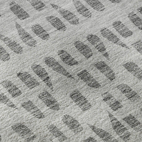 HomeRoots 8' Gray and Silver Geometric Washable Round Rug - Durable, Stylish, UV Protected, Non-Slip Design! 676263