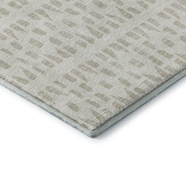 HomeRoots 8' Ivory and Beige Geometric Round Rug - Washable, UV Protected, Stylish, Durable for Any Space! 676269
