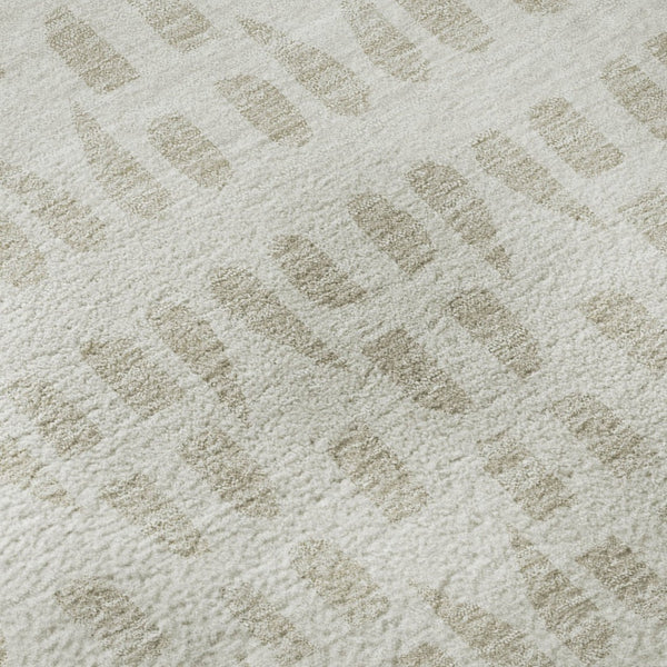 HomeRoots 8' Ivory and Beige Geometric Round Rug - Washable, UV Protected, Stylish, Durable for Any Space! 676269