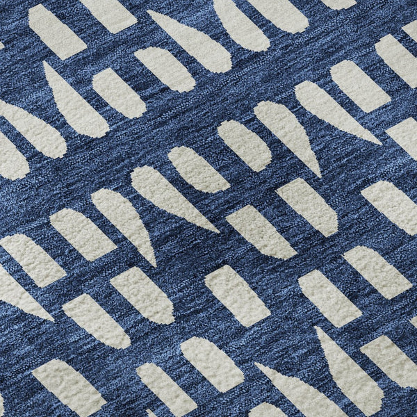 HomeRoots 8' Navy Blue Geometric Round Rug - Washable, UV Protected & Stain-Resistant for Modern Living Spaces 676281