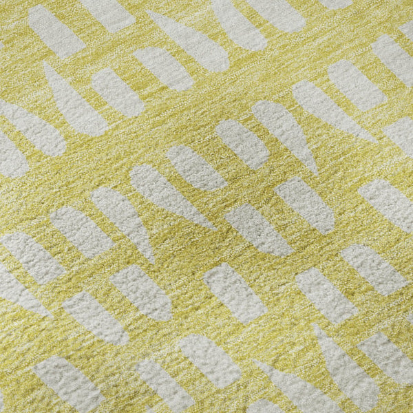 HomeRoots 8' Stylish Yellow and Ivory Geometric Round Rug – Washable, UV Protected, Stain-Resistant Design 676305