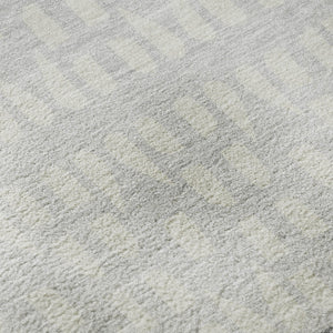HomeRoots 8' Gray and Silver Geometric Round Rug - Washable, UV Protected, Stylish, Durable for High-Traffic Areas 676335
