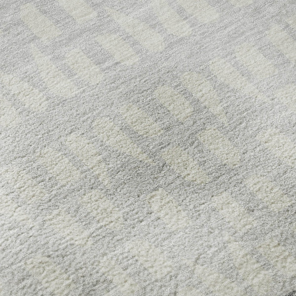 HomeRoots 8' Gray and Silver Geometric Round Rug - Washable, UV Protected, Stylish, Durable for High-Traffic Areas 676335