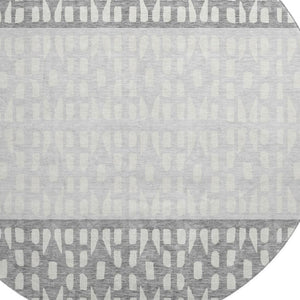 HomeRoots 8' Gray and Silver Geometric Round Rug - Washable, UV Protected, Stylish, Durable for High-Traffic Areas 676335