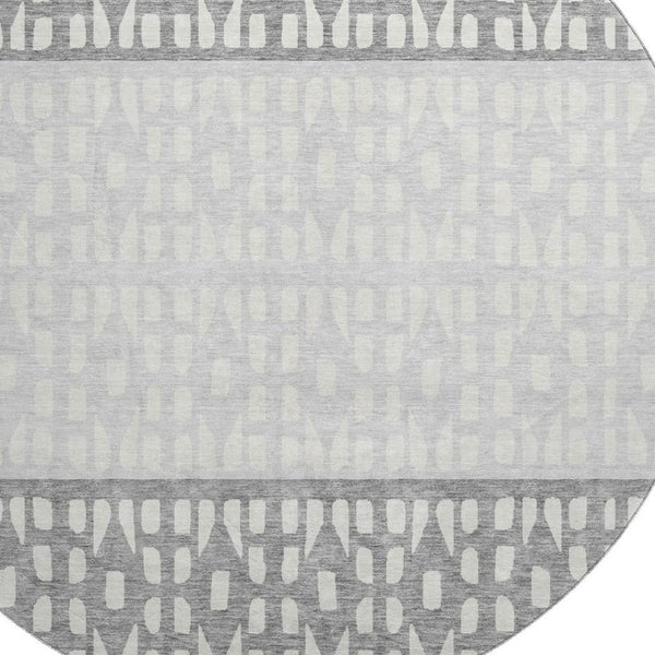 HomeRoots 8' Gray and Silver Geometric Round Rug - Washable, UV Protected, Stylish, Durable for High-Traffic Areas 676335