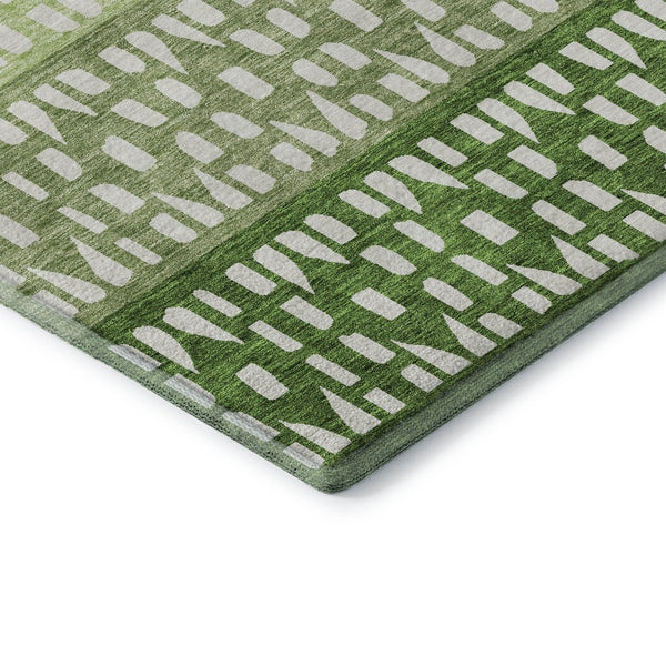 HomeRoots 8' Green And Ivory Geometric Round Rug – Washable, UV Protected, Stain-Resistant, Durable Design 676341