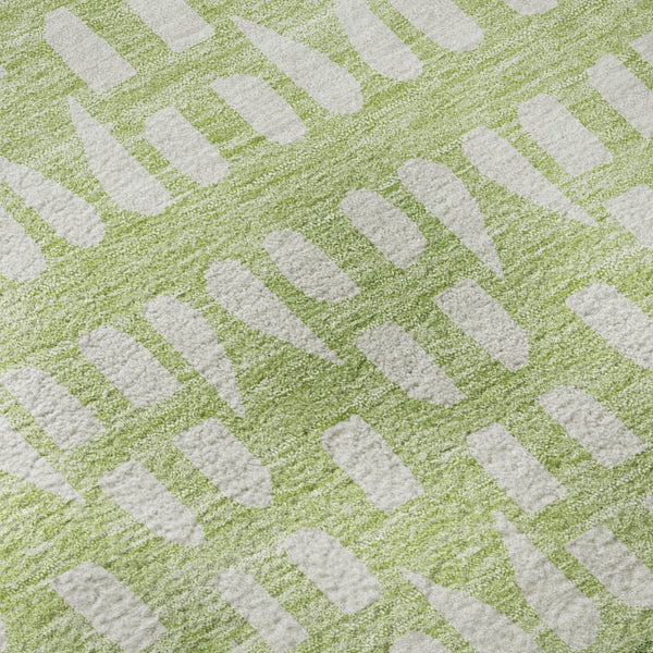 HomeRoots 8' Green And Ivory Geometric Round Rug – Washable, UV Protected, Stain-Resistant, Durable Design 676341