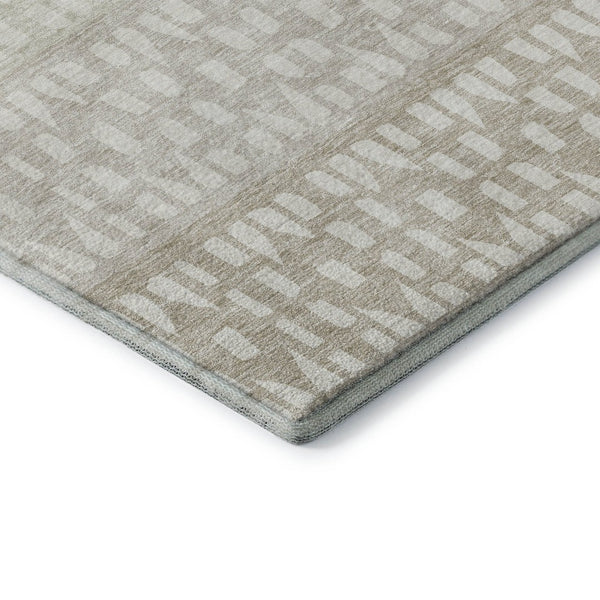 HomeRoots 8' Ivory and Beige Geometric Round Rug – Washable, UV-Protected, Stain-Resistant for Modern Spaces 676347