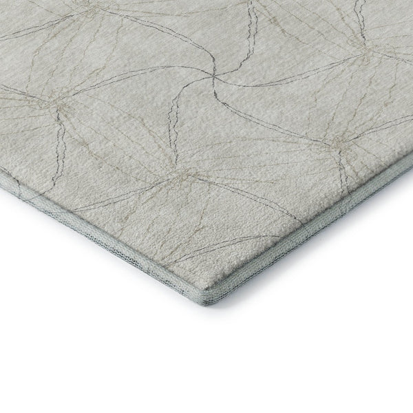 HomeRoots 8' Ivory and Gray Geometric Round Rug - Washable, UV Protected, Perfect for High-Traffic Areas! 676569