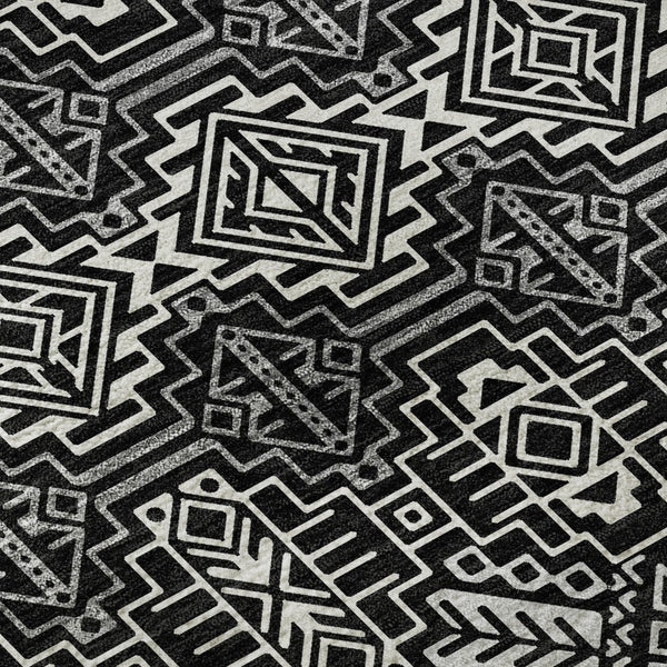 HomeRoots 8' Black and Ivory Southwestern Washable Round Rug - Stylish, Durable, UV-Protected for Busy Homes! 676695