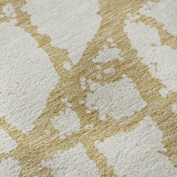 HomeRoots 8' Gold And Ivory Abstract Round Rug – Washable, Stain Resistant, UV Protected for Modern Homes 676833