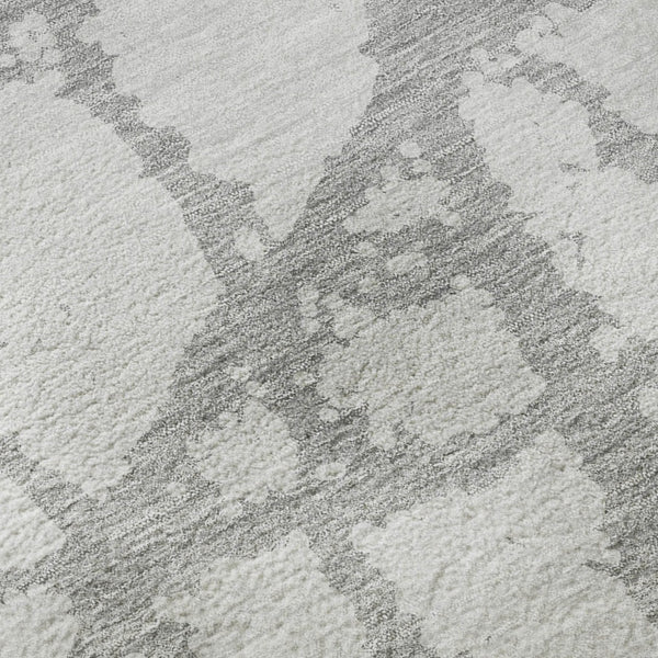 HomeRoots 8' Silver and Gray Abstract Washable Round Rug - Stylish, Stain-Resistant, UV-Protected Design for Homes 676875