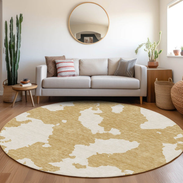 HomeRoots 8' Gold and Ivory Abstract Round Rug - Washable, UV Protected, Stylish for Living Rooms & Patios 677019