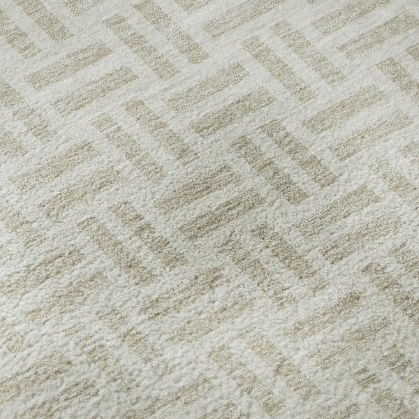 HomeRoots 8' Stylish Ivory and Beige Geometric Round Rug with UV Protection - Durable, Washable, and Stain-Resistant! 677252