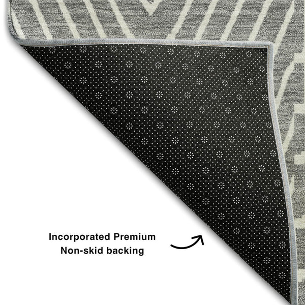 HomeRoots 8' Gray and Ivory Geometric Round Rug - Washable, UV Protected, Perfect for High-Traffic Areas! 678068