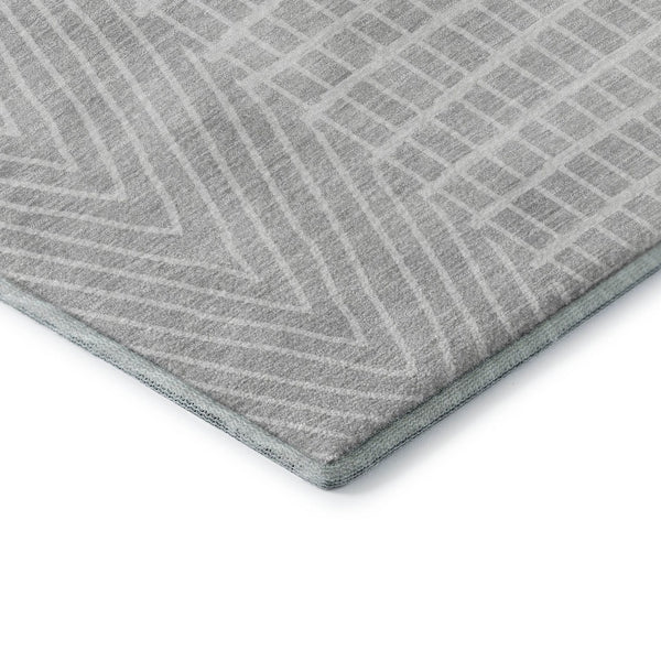 HomeRoots 8' Silver And Ivory Geometric Round Rug - Washable, UV-Protected, Durable for High-Traffic Spaces 678104