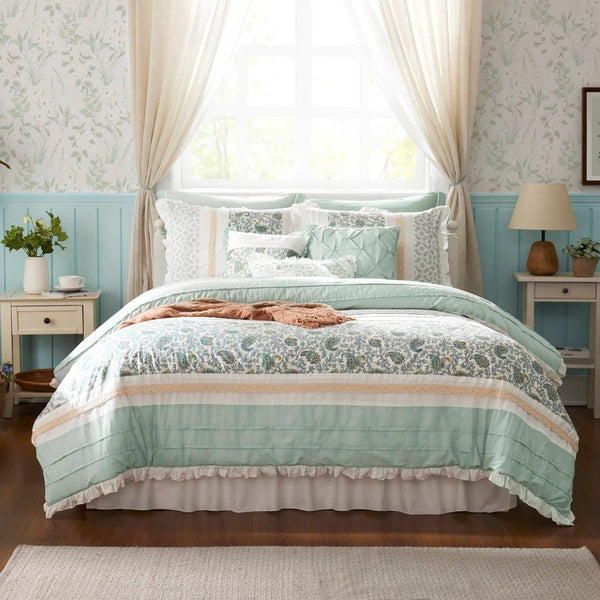 HomeRoots Set of Nine Aqua and Ivory Paisley King Bedding Ensemble - Stylish Comforter, Shams & Decor Accessories 678444