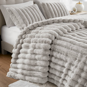 English Elm 3-Piece Queen Coverlet Set Matelassé Elegance with Two Shams — Soft Polyester-Rayon Texture, Durable Comfort Light Gray 21.26 L x 12.99 W x 12.6 H B035P381295