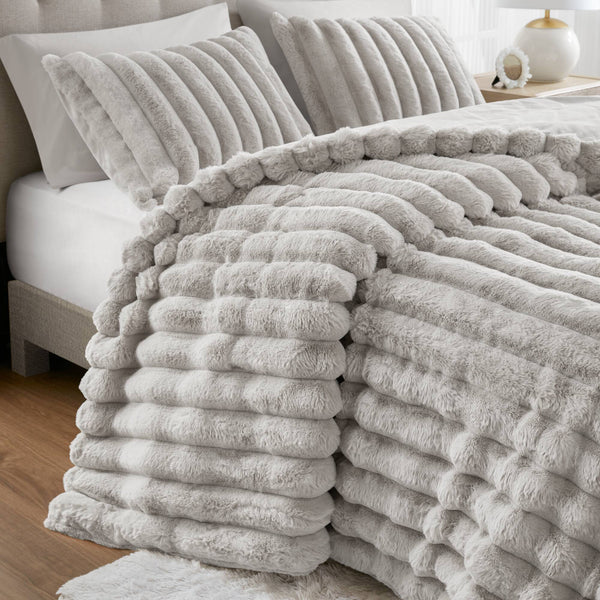 English Elm 3-Piece Queen Coverlet Set Matelassé Elegance with Two Shams — Soft Polyester-Rayon Texture, Durable Comfort Light Gray 21.26 L x 12.99 W x 12.6 H B035P381295