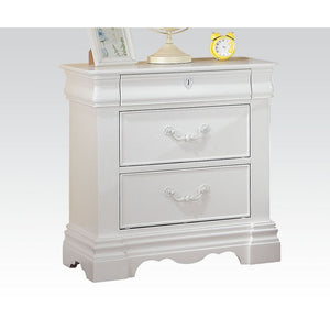 English Elm White 3-Drawer Nightstand with Hidden Top Drawer, Dovetail Craft, Metal Glides, Pine White Finish B062P209007