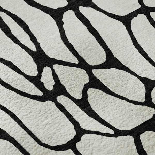 HomeRoots 8' Ivory and Black Geometric Round Rug - Washable, UV Protected, Durable Design for Busy Homes 680328