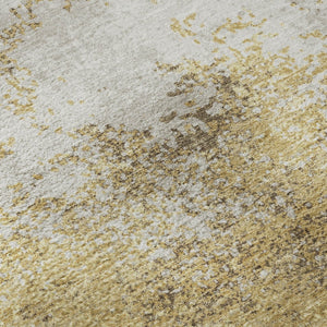 HomeRoots 8' Gold and Beige Abstract Round Rug - Washable, UV Protected, Ideal for Busy Homes & Modern Decor 680642