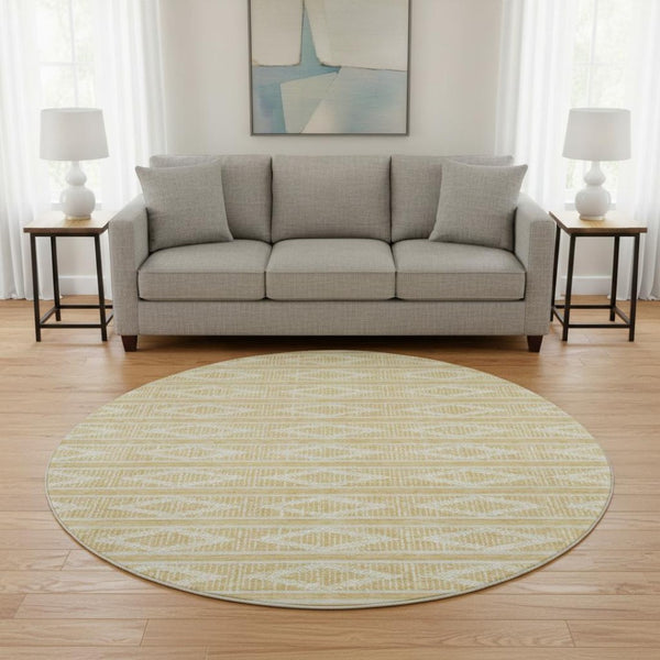 HomeRoots 8' Gold and Beige Geometric Round Rug - Washable, UV Protected, Perfect for High-Traffic Areas! 680774