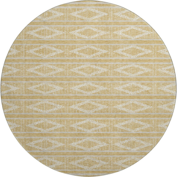 HomeRoots 8' Gold and Beige Geometric Round Rug - Washable, UV Protected, Perfect for High-Traffic Areas! 680774