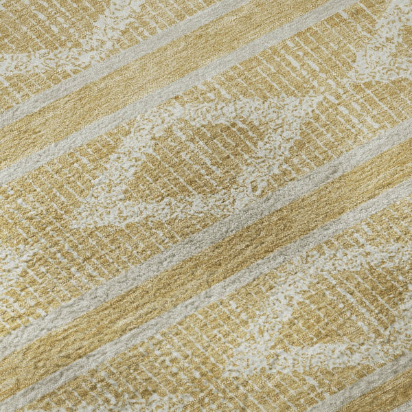 HomeRoots 8' Gold and Beige Geometric Round Rug - Washable, UV Protected, Perfect for High-Traffic Areas! 680774