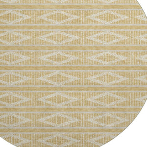HomeRoots 8' Gold and Beige Geometric Round Rug - Washable, UV Protected, Perfect for High-Traffic Areas! 680774