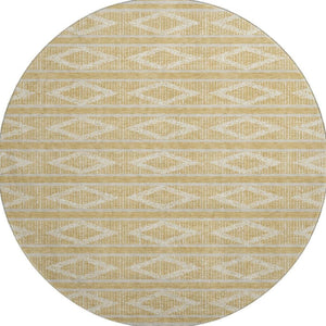 HomeRoots 8' Gold and Beige Geometric Round Rug - Washable, UV Protected, Perfect for High-Traffic Areas! 680774
