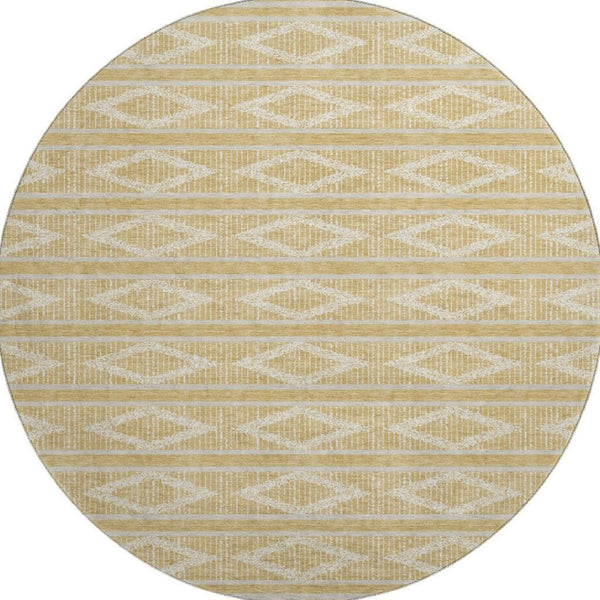 HomeRoots 8' Gold and Beige Geometric Round Rug - Washable, UV Protected, Perfect for High-Traffic Areas! 680774