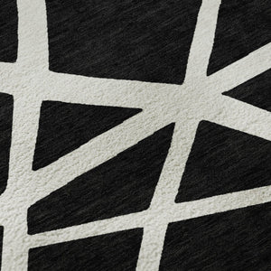 HomeRoots 8' Black & Ivory Geometric Washable Round Rug - Durable, UV-Protected, Ideal for Homes with Kids & Pets 681572