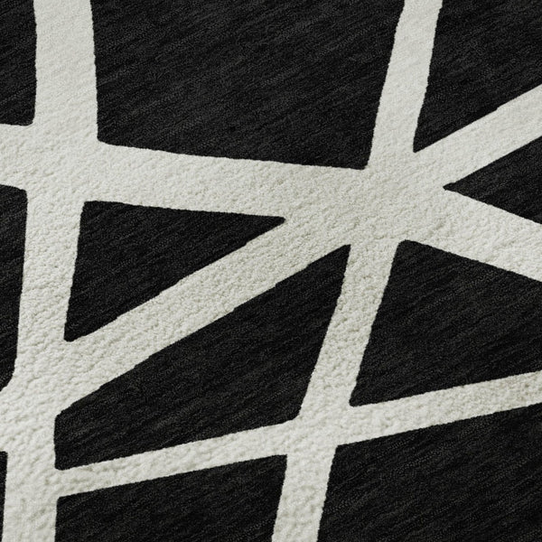 HomeRoots 8' Black & Ivory Geometric Washable Round Rug - Durable, UV-Protected, Ideal for Homes with Kids & Pets 681572