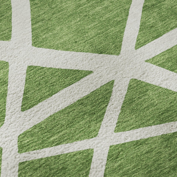 HomeRoots 8' Green and Ivory Geometric Round Rug - Washable, UV Protected, Stain Resistant for Busy Homes 681596
