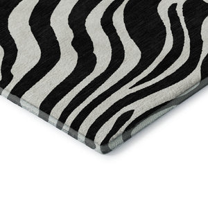 HomeRoots 8' Black And Ivory Animal Print Round Rug – Washable, UV-Protected, Stylish & Pet-Friendly Design! 681740
