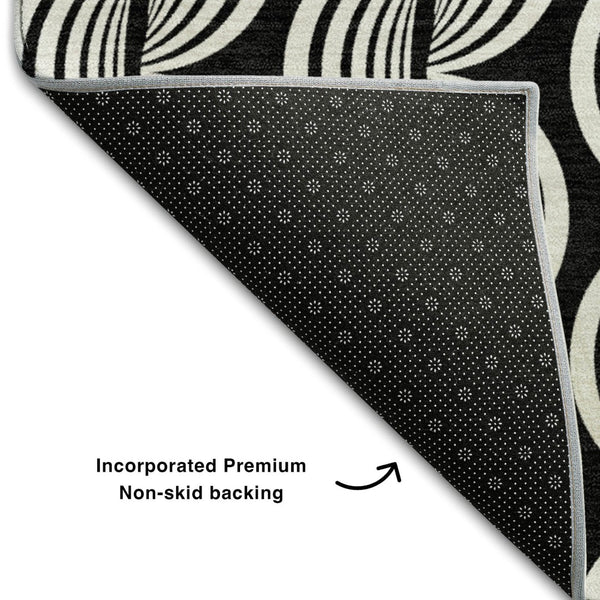 HomeRoots 5' X 8' Black And Ivory Ogee Area Rug - Stylish, Washable, UV-Protected for High Traffic Homes 682681