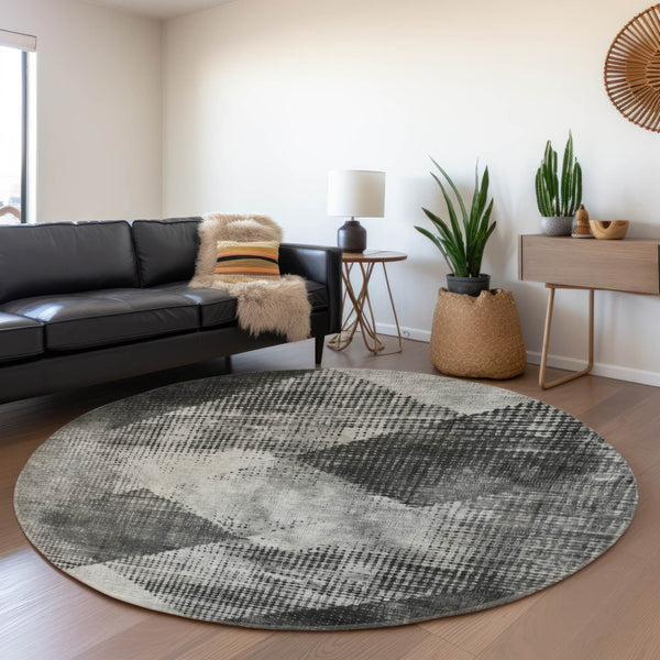 HomeRoots 8' Gray and Silver Diamond Washable Round Rug with UV Protection - Stylish, Durable, Pet-Friendly Decor 683330