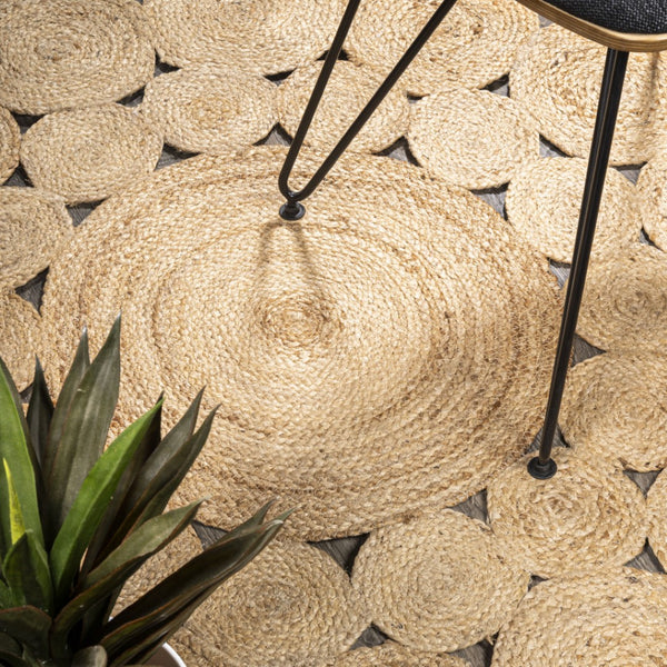 HomeRoots 5' Natural Jute Round Rug - Durable, Textured Design for Modern Spaces, Ideal for Living Rooms & More 683447