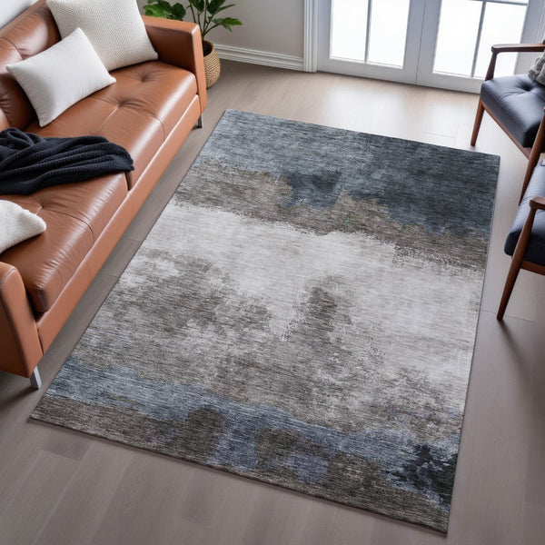 HomeRoots 5' X 8' Gray Silver Abstract Area Rug - Washable, UV Protected, Stylish & Durable for Any Room 683586