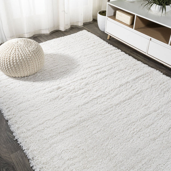 HomeRoots 5' Modern White Flatweave Area Rug - Durable, Easy-Care, Stylish Design for High-Traffic Spaces 685153