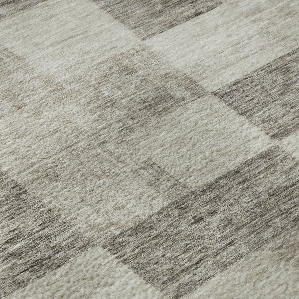 HomeRoots 8' Washable Beige and Taupe Round Rug with UV Protection - Stylish Geometric Design for All Spaces 686195