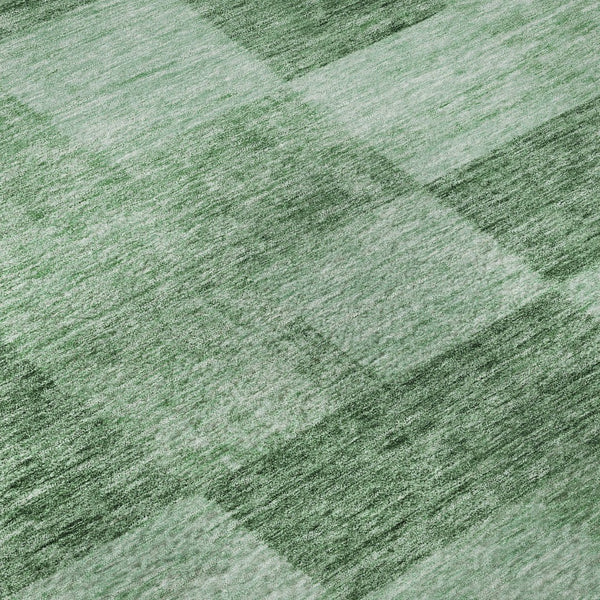 HomeRoots 8' Geometric Round Rug in Green & Mint - Washable, UV-Protected, Stain-Resistant for Easy Care 686225