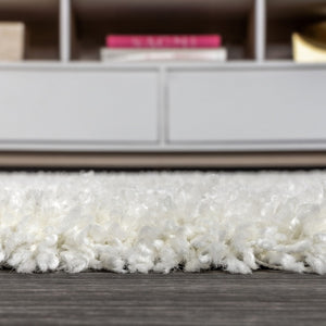 HomeRoots 4' X 6' White Area Rug with Classic Fringe Tassels – Durable, Soft, and Perfect for Any Space! 686608