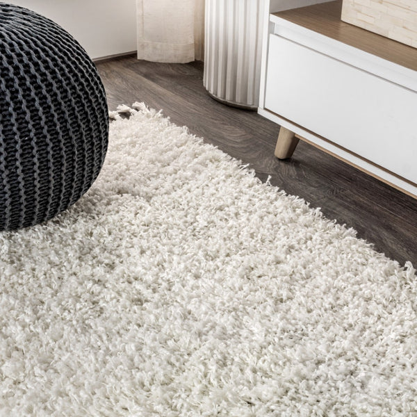 HomeRoots 4' X 6' White Area Rug with Classic Fringe Tassels – Durable, Soft, and Perfect for Any Space! 686608