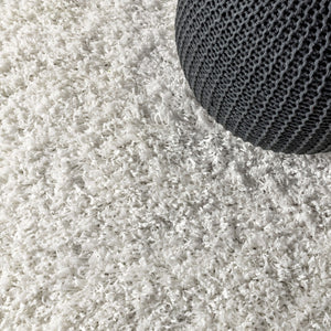 HomeRoots 5' x 8' Elegant White Area Rug with Fringe - Plush, Durable, and Stylish for Any Room Décor 686609