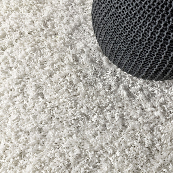 HomeRoots 5' x 8' Elegant White Area Rug with Fringe - Plush, Durable, and Stylish for Any Room Décor 686609