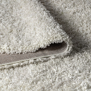 HomeRoots 5' x 8' Elegant White Area Rug with Fringe - Plush, Durable, and Stylish for Any Room Décor 686609