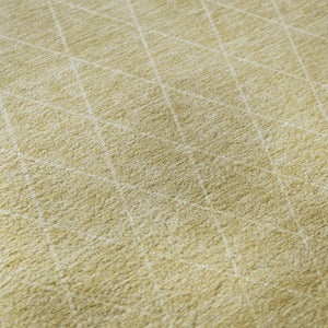 HomeRoots 8' Wheat and Ivory Geometric Washable Round Rug with Stain Resistance and UV Protection for Homes 688198